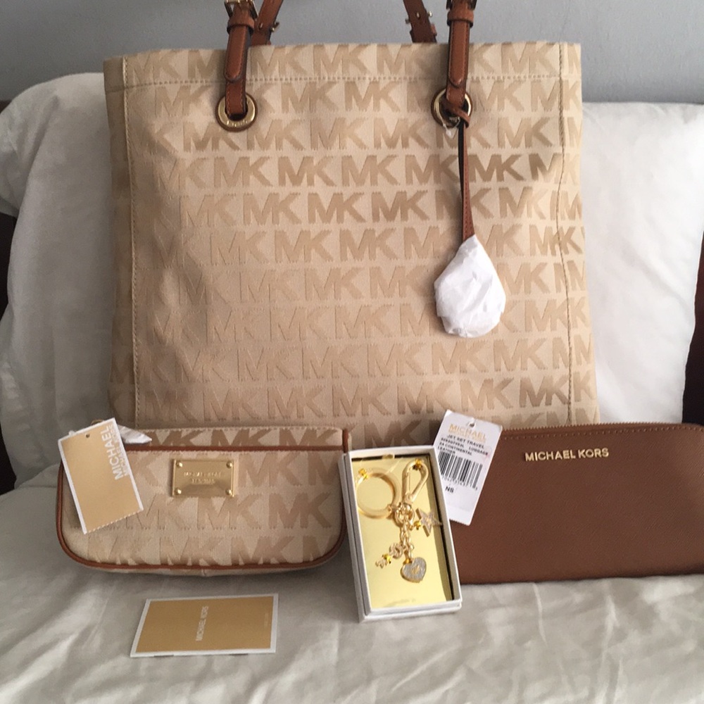 FREE SHIPPING💥MICHAEL KORS BUNDLE💥TAKING OFFERS